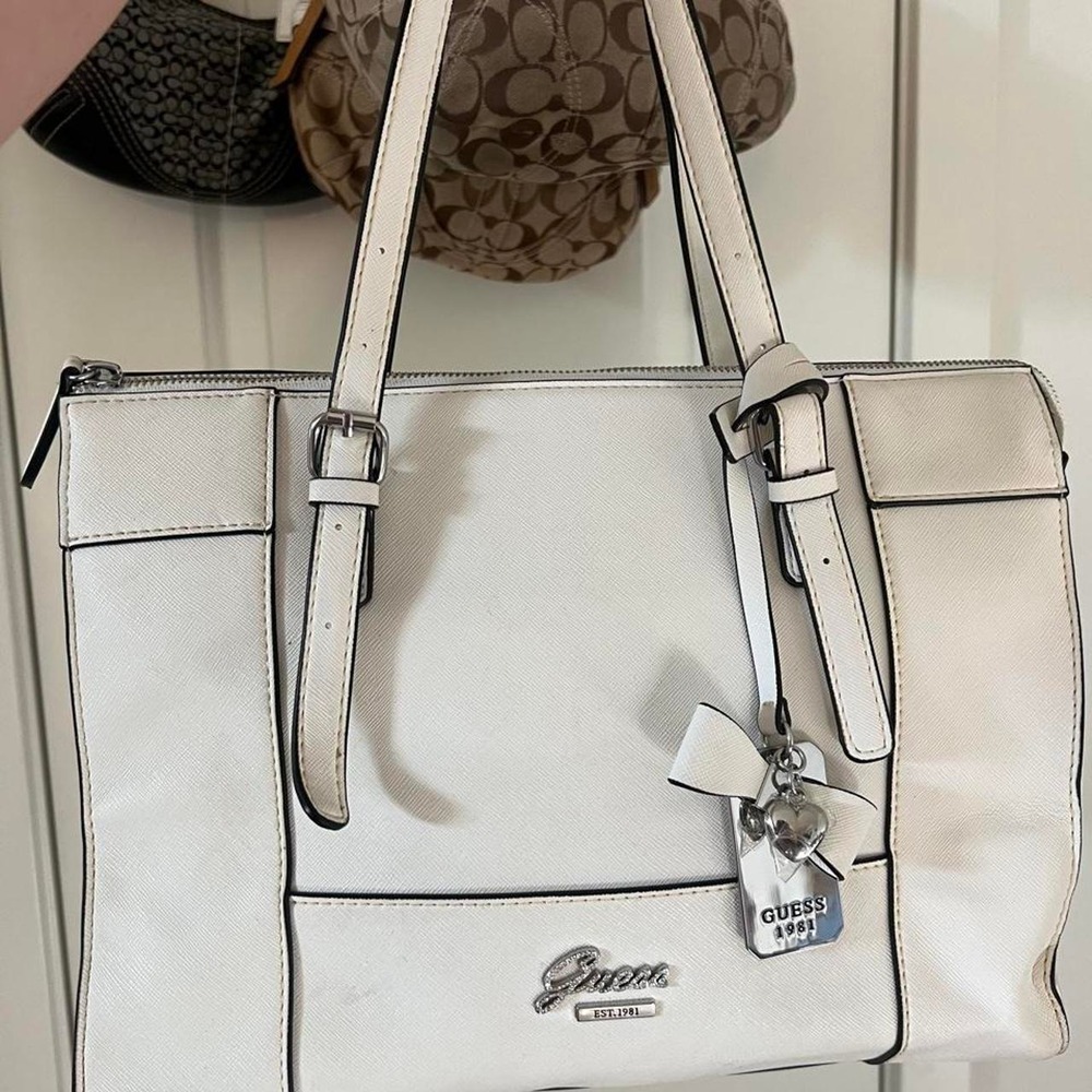 GUESS white tote bag  with metal hang tag charm bookbag top handle shoulder bag